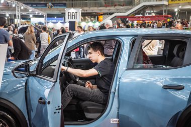 BELGRAD, SERBIA - 15 Mart 2025: İnsan Belgrad 'da bir Fiat' ın sürücü koltuğunda oturur, direksiyonda el ele tutuşur, denetimleri denetler, otomatik perakende müşteri deneyimini betimler.