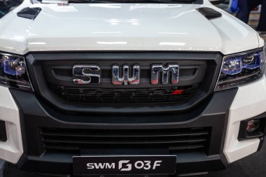 BELGRAD, SERBIA - 22 Nisan 2025: Belgrad 'daki bir bayiliğin içindeki beyaz bir yüzücü G03F elektrikli cipin ön görüntüsü. SwM, Xinyuan Holding 'in sahibi olduğu Çinli elektrikli otomobil üreticisi..