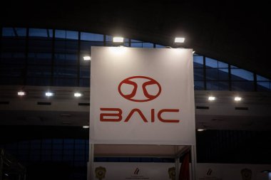 BELGRAD, SERBIA - 22 Nisan 2025: Belgrad bayiliğinde kırmızı BAIC logosu olan tabela. BAIC Pekin Otomotiv Holding Co Çinli elektrikli otomobil üreticisi..