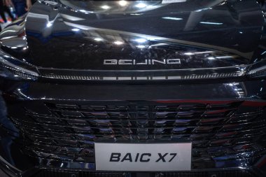 BELGRAD, SERBIA - 22 Mart 2025: Belgrad 'daki bayilikleri üzerinde bir BAIC X7 elektrik geçişinin siyah ön ucu. BAIC Pekin Otomotiv Holding Co Çinli elektrikli otomobil üreticisi..