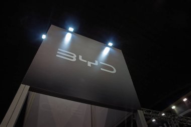 BELGRAD, SERBIA - 22 Mart 2025: BYD logosu Belgrad 'daki byd bayiliğinde. BYD, elektrikli arabalar ve jipler konusunda uzman Çinli bir otomobil üreticisi...