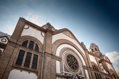 20. yüzyıl başındaki sinagogun düşük açılı dış görünüşü, novi üzgün sinagogu, veya novosadska sinagogu, Sırbistan 'da, Yahudi mirasını sembolize eden bir sanat eseri..