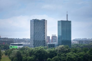 BELGRAD, SERBIA - 22 Nisan 2025: Kullanıcı kuleleri, Yeni Belgrad 'da Usce 1 ve 2 (Novi Beograd). Bunlar karışık bir kullanılmış yüksek katlı gökdelen ve Belgrad 'ın simgesi ve simgesi..