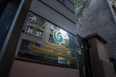 BELGRAD, SERBIA - 22 Nisan 2025: Yunus Emre Enstitusu logosu ve iki dilli metin, Belgrad ofislerinde, Sırbistan 'daki Türk kültür diplomasisini vurguluyor.