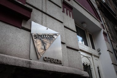 BELGRAD, SERBIA - 22 Mart 2025: Belgraddaki ofislerinde Sputnik Srbija logosu. Sputnik bir medya ajansı ve Rus devleti tarafından kurulan bir radyo..
