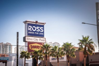 LAS VEGAS, 21 AĞUSTOS 2024: Las Vegas Bulvarı 'ndaki Palm-line Silver City Plaza' nın üzerindeki 