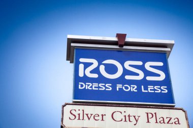 LAS VEGAS, 21 AĞUSTOS 2024: Las Vegas Bulvarı 'nda Silver City Plaza taçlandırılmış Blue Ross Dress, Amerika Birleşik Devletleri' nin moda mağazaları zinciri..