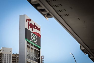 LAS VEGAS, 21 AĞUSTOS 2024: Soyunmuş Tropicana Las Vegas işaret kulesi G3 yıkım afişlerinde açık bir çöl gökyüzü altında erken tahrip sırasında.