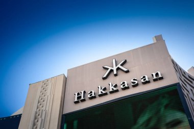 LAS VEGAS, 21 AĞUSTOS 2024: Las Vegas 'taki MGM Grand Fronade' de Hakkasan ambleminin gün ışığı görüntüsü. hakkasan gece kulübü Las Vegas dünyanın en pahalı gece kulübü olarak bilinir..