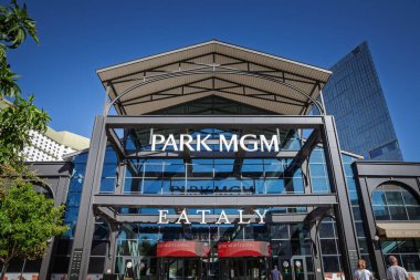 LAS VEGAS, 21 AĞUSTOS 2024: MGM Las Vegas girişi, güneşli cam atriyum ve kalın beyaz harfli, yeataly las Vegas logosu. Park MGM Las Vegas 'ta bir kumarhane, otel ve tatil yeri..