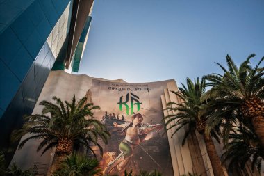 LAS VEGAS, 21 AĞUSTOS 2024: Dijital reklam panosu Cirque du Soleil 'in MGM Grand' deki gösterisi. Cirque du Soleil, Kanadalı bir sirk yapımcısı..