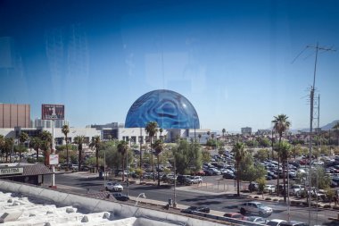 LAS VEGAS, 21 AĞUSTOS 2024: Yüksek vantaj Las Vegas Küresi 'nin Las Vegas siluetine hakim olduğunu gösteriyor..