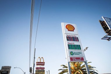 LAS VEGAS, 21 AĞUSTOS 2024: Las Vegas 'taki kabuk pilonu 4.019' da normal benzin ve 3.659 'da McDonald' s kemerleri arkasında dizel gösteriyor.