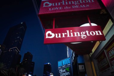LAS VEGAS, 21 AĞUSTOS 2024: Las Vegas 'taki dükkanlarında Burlington logosu. Burlington, moda ve giysi alanında uzmanlaşmış bir indirimli satış mağaza zinciri..