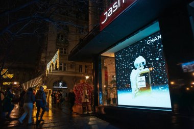 BELGRAD, SERBIA - 18 Aralık 2024: Chanel 5 numaralı reklam, Belgrad 'daki bir parfüm dükkanının vitrinindeki kar temalı ışık kutusunda parlıyor..