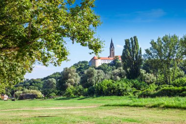 Ilok 'un Panorama' sı Sveti Ivan Kapistran kilisesi ile, Franjevacki samostan manastırında. Ilok, Hırvatistan 'ın Köle Bölgesi' nin en doğu kenti ve turistik bir kent..