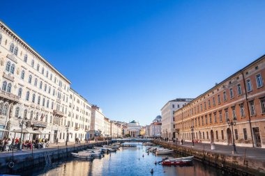 TRIESTE, ITALY - 17 Aralık 2024 Trieste Canal Grande ve Sant Antonio Taumaturgo Kilisesi 'nin rıhtımdaki pastel sarayı. Canal Grande Trieste 'nin eski kasabasında bir kanal, bir dönüm noktası.
