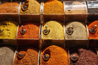 İstanbul 'daki Misir Carsisi Mısır pazarı İstanbul, Türkiye' de, akrilik konteynırlardaki sıcak ışık vurgusu, biber, köri ve kimyon yığınlarında yakalanan renkli baharat kutuları.