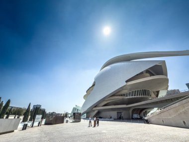 VALENCIA, İspanya - 15 Nisan 2025: Valencia 'nın Sanat ve Bilim Şehri' ndeki Palau de les Arts Reina Sofia opera binasının geniş görünümü, Santiago Calatrava tarafından tasarlandı.