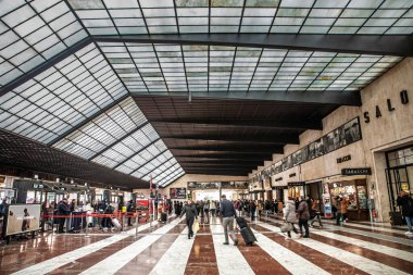 FLORENCE, İtalya - 15 HAZİRAN 2025: Floransa 'nın ana tren istasyonu olan Firenze Santa Maria Novella tren istasyonunun karşısındaki yolcu tekerleği valizi.