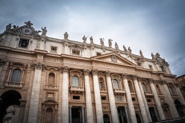 VATİKAN - 15 Ocak 2025: Aziz Peter Bazilikası Vatikan 'da St. Peter Meydanı' ndan görüldü. Bazilikanın ikonik cephesine odaklanıyorum. Bu bir papalık bazilikası ve Roma ve Vatikan 'ın önemli bir simgesi..