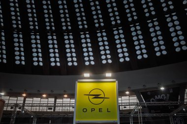 BELGRAD, SERBIA - 22 Nisan 2025: Sırbistan 'ın Belgrad kentindeki bayilikleri önünde Opel Logosu. Stellantis 'in bir parçası olan Opel, Alman otomotiv üreticisi..