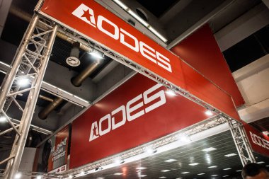 BELGRAD, SERBIA - 22 Nisan 2025: AODES logosu Sırbistan 'ın Belgrad kentindeki bir perakende standında sergileniyor. AODES, ya da Amerikan ODES, kuad, ATVs ve UTVs üreticisi Çinli bir firmadır..