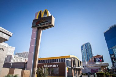LAS VEGAS, 21 AĞUSTOS 2024: McDonald 's Las Vegas Bulvarı üzerinde yükselen altın kemer..