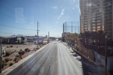 LAS VEGAS, 21 AĞUSTOS 2024: Las Vegas 'taki neredeyse boş Koval Yolu' nun aşağısındaki manzarada taze asfalt görünüyor, ve Topgolf, ender görülen bir trafik sahnesini yakalıyor..