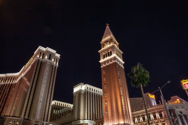 LAS VEGAS, 21 AĞUSTOS 2024: Aydınlatılmış campanil kopya ve Venedik Las Vegas 'ın yüksek katlı otel blokları. Venedik, Venedik temalı bir kumarhane ve otel..