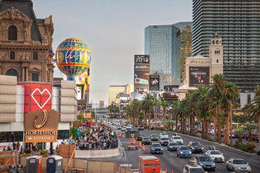 LAS VEGAS, 21 AĞUSTOS 2024: Las Vegas Bulvarı 'ndan güneye doğru giden yoğun trafik sıkışıklığının ve Las Vegas' ta trafiğin ve araba sürmenin bir sembolü olan uzun araba kuyruklarının akşam erken saatlerinde görüntüsü.