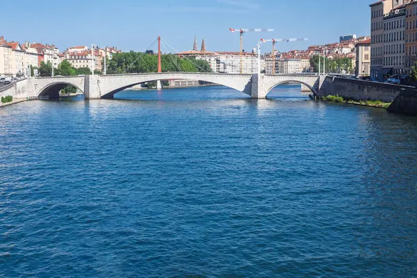 Saone nehrinin Pont Bonaparte köprüsü Quais de Saone nehir kıyısı ve Lyon ve Fourviere şehir merkezinde açık yaz gökyüzü altında nehir kenarı..