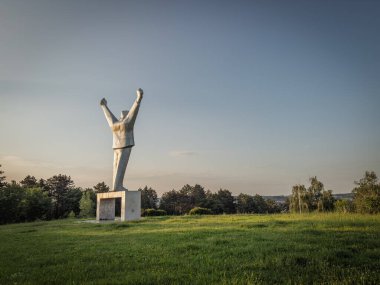 VALJEVO, SERBIA - 13 Mayıs 2025: Spomenik borcima Revolucije, Stjepan Filipoviç Anıtı, Naziler tarafından öldürülen Yugoslav Komünist partizan, bilinen adıyla Smrt Fasizmu Sloboda Narodu.