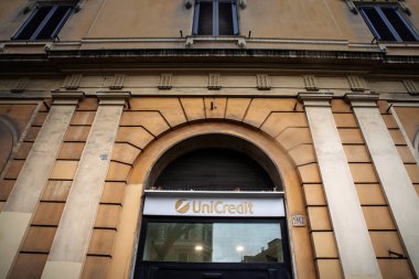 Roma, İtalya - 15 Ocak 2025 İtalyan bankacılık devi Roma 'nın ön cephesinde UniCredit logosu. Unicredit, Avrupa 'da yaygın bir İtalyan bankasıdır.