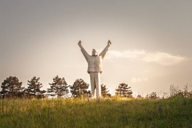 VALJEVO, SERBIA - 13 Mayıs 2025: Spomenik borcima Revolucije, Stjepan Filipoviç Anıtı, Naziler tarafından öldürülen Yugoslav Komünist partizan, bilinen adıyla Smrt Fasizmu Sloboda Narodu.