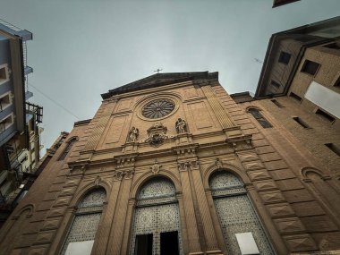 Valencia 'nın başkenti Valencia' da bulunan Katolik Gotik Diriliş Kilisesi Basilica del Sagrado Corazon de Jesus (İsa 'nın Kutsal Kalbi Bazilikası) cephesi..