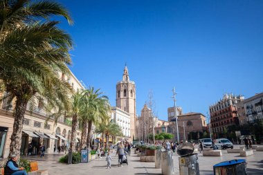 Valencia, İspanya 'da Plaza de la Reina, kalabalık ve Valencia Katedrali' nin Miguelete çan kulesi. Placa de la reina, Valencia şehir merkezinin ana meydanı..