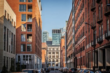 Montreal, Quebec, Kanada 'da cam ofis kulelerine giden tuğla bloklar (apartman blokları) Kanada' daki modern kurumsal büyüme ile miras cephesinin karışımını gözler önüne seriyor.
