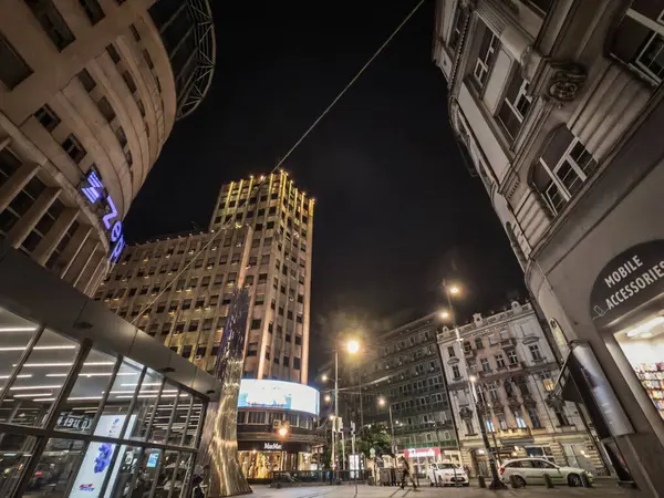 BELGRAD, SERBIA - 22 Nisan 2025: Belgrad merkezindeki saray Arnavutları (Palata Albanija) gece Sremska Ulica 'dan görüldü. 1939 'da açıldı. Terazije bölgesinin mimari simgesidir..