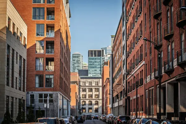 Montreal, Quebec, Kanada 'da cam ofis kulelerine giden tuğla bloklar (apartman blokları) Kanada' daki modern kurumsal büyüme ile miras cephesinin karışımını gözler önüne seriyor.
