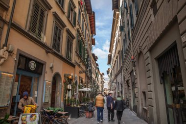 FLORENCE, ITALY - 15 HAZİRAN 2025: Floransa, İtalya 'da dar yaya sokağı, eski kasaba atmosferinin keyfini çıkaran çeyrek uno, kafeler ve turistlerle dolu tarihi binalar.