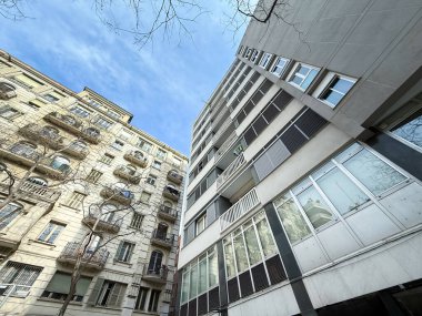 Ciutat Vella, Barcelona 'daki konut binaları, Barselona, İspanya ve Katalonya' daki gayrimenkul ve konutların sembolü olan şehir merkezindeki modern bir apartman bloğunun yanında tarihi bir cepheyi gösteriyor..