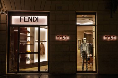 ROME, ITALY - 15 Ocak 2025: Roma, İtalya 'daki lüks butiklerinin dışında Fendi logosu. Fendi lüks bir moda tasarımcısı, üreticisi ve İtalya' dan perakendecisi..