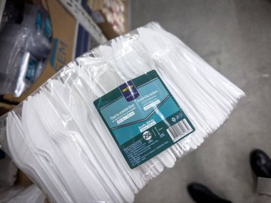 BELGRAD, SERBIA - 22 Mart 2025: Bir süpermarket koridorunda tek kullanımlık plastik ve kirliliği gösteren tek kullanımlık tek kullanımlık plastik bıçakların toptan satışı.