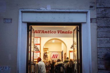 Roma, İtalya - 15 Ocak 2025: Roma, İtalya 'da All' Antico Vinaio sandviç dükkânı girişi, müşteriler içerideyken. Tüm Antico Vinaio İtalyan sandviç dükkanları zinciri..