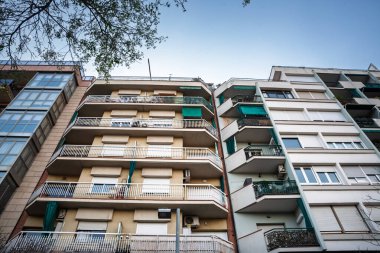 Barselona 'da balkonları, korkulukları ve panjurları olan bir yerleşim yeri. Barselona, Katalonya ve İspanya 'daki gayrimenkul ve mülklerin sembolü..