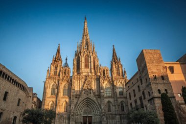 Barcelona 'daki Kutsal Haç Katedrali ve Saint Eulalia Katedrali' nin ön görüntüsü, aynı zamanda Barcelona Katedrali olarak da bilinir. Katolik bir kilise ve Katalonya ve İspanya 'nın önemli bir simgesi..