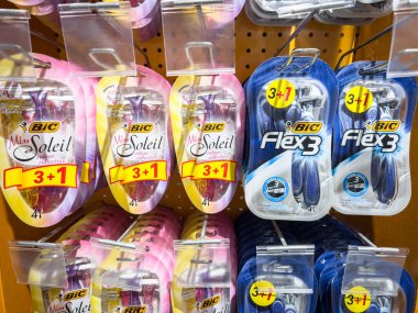 BELGRAD, SERBIA - 22 Nisan 2025: BIC kullan-at tıraş bıçakları Belgrad 'da bir süpermarkette, pembe Bayan Soleil by blue Flex3, cinsiyetli pazarlama ve kişisel bakım perakende fiyatlarını vurguluyor.