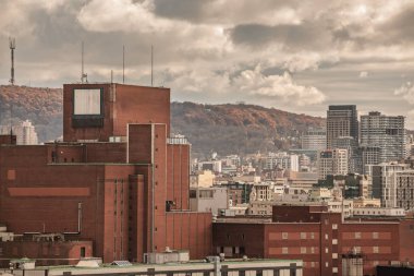 Montreal, Quebec, Kanada 'nın merkezindeki geniş bir panorama, endüstriyel bira fabrikasından. Kırmızı tuğlalı binalar şehir merkeziyle harmanlanmış sanayi ile Royal Dağı 'nın tepesine doğru gidiyor..