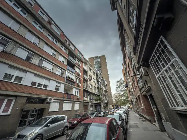 BELGRAD, SERBIA - 22 Nisan 2025: Vracar ilçesi, Belgrad 'ın başkenti Sırbistan' ın başkenti Vracar 'da bulunan eski konut binaları ve 70' lerden kalma bir kuledir..